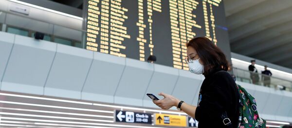 Пассажир в защитной маске использует свой телефон - Sputnik Moldova