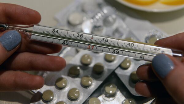 Лекарственные препараты и градусник для измерения температуры - Sputnik Молдова