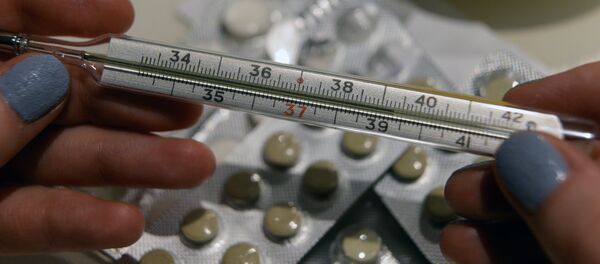 Лекарственные препараты и градусник для измерения температуры - Sputnik Молдова