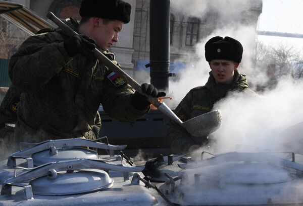 Военнослужащие у полевой кухни во время праздничных мероприятий в честь Дня защитника отечества во Владивостоке - Sputnik Молдова