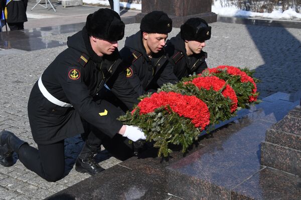 Возложение цветов к мемориалу на центральной площади Владивостока во время праздничных мероприятий в честь Дня защитника отечества - Sputnik Молдова