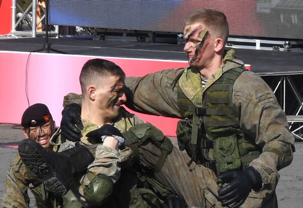 Выступление морских пехотинцев во время праздничных мероприятий в честь Дня защитника отечества во Владивостоке - Sputnik Молдова
