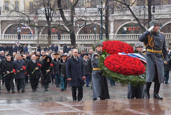 Президент РФ В. Путин и премьер-министр РФ М. Мишустин на церемонии возложения цветов к Могиле Неизвестного Солдата - Sputnik Молдова