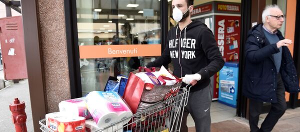 Человек в маске у супермаркета в итальянском городе Казальпустерленго - Sputnik Moldova