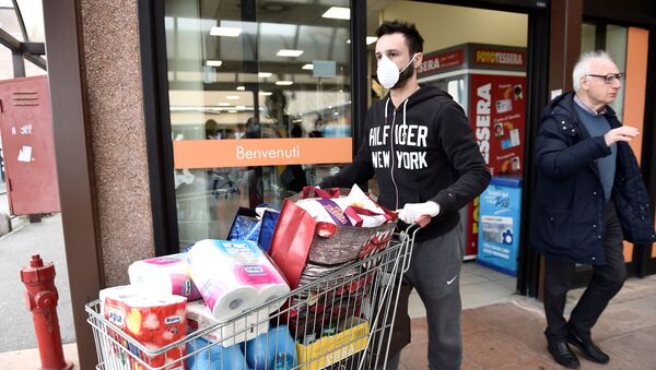 Человек в маске у супермаркета в итальянском городе Казальпустерленго - Sputnik Moldova