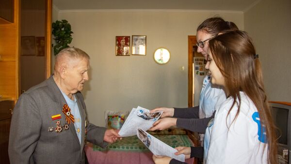 Волонтеры Победы вручают ветерану Великой Отечественной войны написанные приднестровскими школьниками Письма Победы - Sputnik Молдова