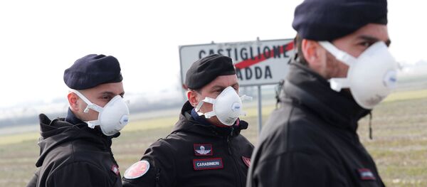 Полиция у въезда в итальянскую коммуну Кастильоне-д’Адда, которая была закрыта правительством в результате распространения коронавируса  - Sputnik Молдова