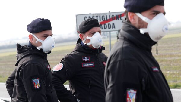 Полиция у въезда в итальянскую коммуну Кастильоне-д’Адда, которая была закрыта правительством в результате распространения коронавируса  - Sputnik Молдова