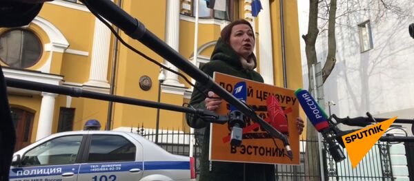 Долой цензуру. Черышева и Вышинский вышли на пикет к посольству Эстонии в Москве - Sputnik Молдова