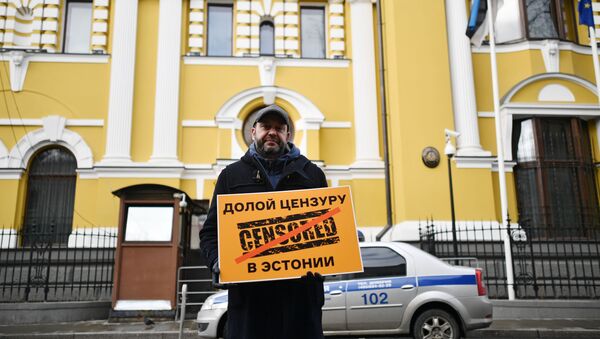 Одиночные пикеты у посольства Эстонии в Москве - Sputnik Moldova-România