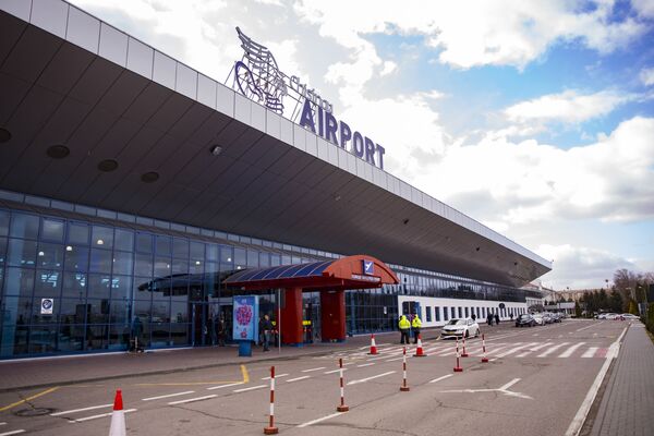 Măsuri sporite de securitate: Cum sunt verificați pasagerii pe Aeroportul Internațional Chișinău - Sputnik Moldova-România
