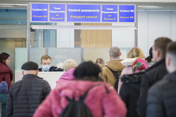 Toți angajații Aeroportului și a serviciilor de stat sunt dotați cu mijloace de protecție, măști și mănuși. - Sputnik Moldova-România