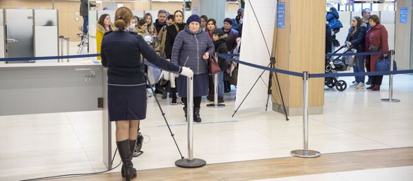 Повышенные меры безопасности: как в Международном аэропорту Кишинева проверяют пассажиров Повышенные меры безопасности: как в Международном аэропорту Кишинева проверяют пассажиров - Sputnik Молдова