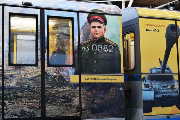 Изображение генерала Ватутина танка ИС-2 на тематическом поезде метро Путь к Победе - Sputnik Молдова
