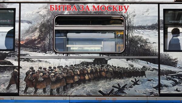 Надпись Битва за Москву на тематическом поезде метро Путь к Победе - Sputnik Молдова