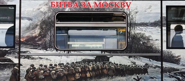 Надпись Битва за Москву на тематическом поезде метро Путь к Победе Надпись Битва за Москву на тематическом поезде метро Путь к Победе - Sputnik Молдова
