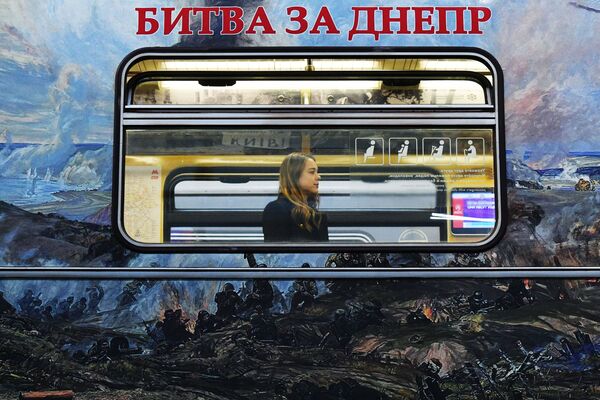 Надпись Битва за Днепр на тематическом поезде метро Путь к Победе - Sputnik Молдова