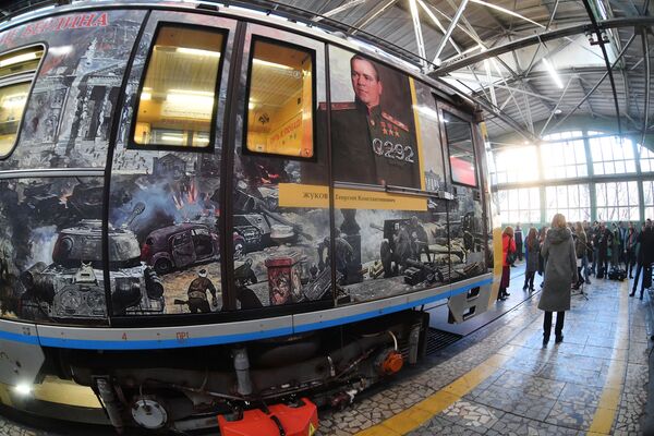 Портрет маршала Жукова на новом тематическом поезде метро Путь к Победе - Sputnik Молдова