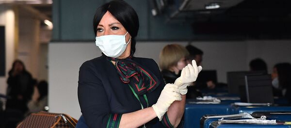 Сотрудница аэропорта в маске и перчатках до проверки пассажиров в Риме  - Sputnik Moldova