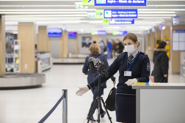 Personalul aeroportului urmează cu strictețe protocolul de verificare a pasagerilor. - Sputnik Moldova-România