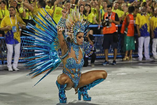 Участница Бразильского карнавала drum queen Lexa of Unidos на самбодроме в Рио-де-Жаейро  - Sputnik Moldova-România