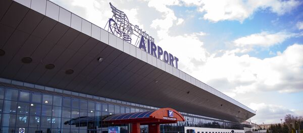 Повышенные меры безопасности: как в Международном аэропорту Кишинева проверяют пассажиров - Sputnik Moldova
