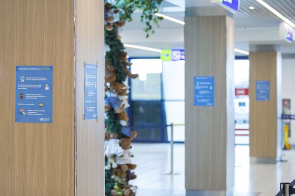 În incinta aeroportului sunt afișate anunțuri care informează despre amenințarea reprezentată de infecția cu coronavirus. - Sputnik Moldova-România