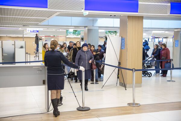 Verificările se desfășoară fără probleme, nu există întârzieri pentru pasageri. - Sputnik Moldova-România