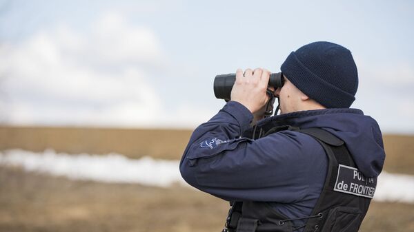 Polițist de frontieră cu binoclu - Sputnik Moldova
