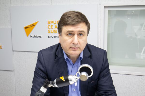 Молдаване стали слать меньше денег в страну: в чем причина, объяснил эксперт Молдаване стали слать меньше денег в страну: в чем причина, объяснил эксперт - Sputnik Молдова