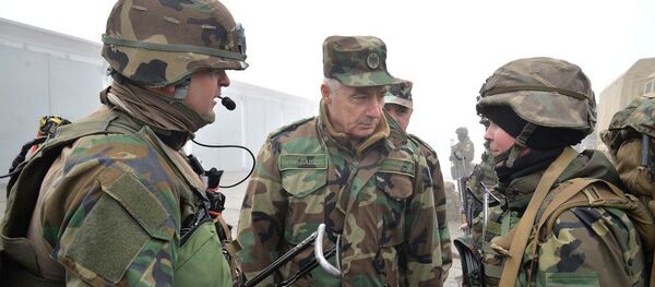 Imagine de arhivă: Ministrul Apărării, generalul Victor Gaiciuc, între militari  - Sputnik Moldova
