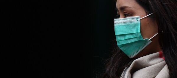 Девушка в медицинской маске в районе Чайна-таун в Лондоне - Sputnik Молдова