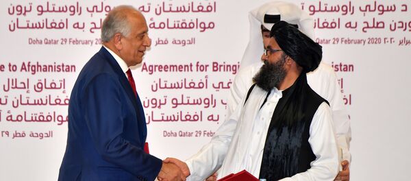 Представитель США по Афганистану Залмай Халилзад и представитель движения Талибан Абдул Гани Барадар во время подписания мирного соглашения. 29 февраля 2020 Представитель США по Афганистану Залмай Халилзад и представитель движения Талибан Абдул Гани Барадар во время подписания мирного соглашения. 29 февраля 2020 - Sputnik Молдова