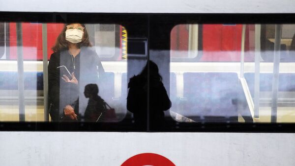 O femeie care poartă o mască de protecție în metrou. Londra - Sputnik Moldova-România