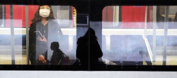 O femeie care poartă o mască de protecție în metrou. Londra - Sputnik Moldova-România