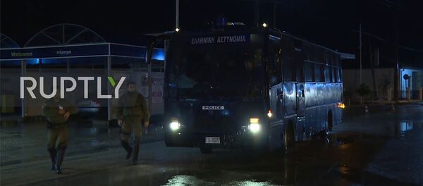 Греция: подкрепление сил безопасности прибывает после попытки беженцев прорваться из Турции Греция: подкрепление сил безопасности прибывает после попытки беженцев прорваться из Турции - Sputnik Молдова