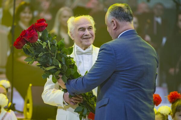 Maestrul Eugen Doga, felicitat de preşedintele Igor Dodon cu ocazia zilei de naştere - Sputnik Moldova
