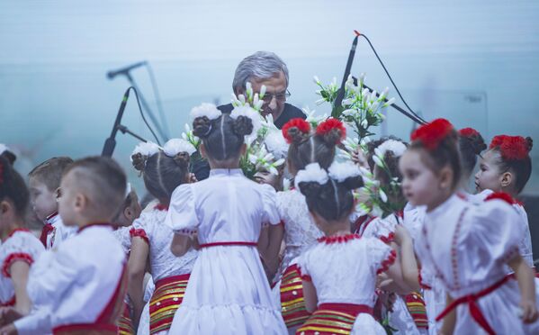 Flori de la copii pentru dirijorul Gheorghe Mustea - Sputnik Moldova