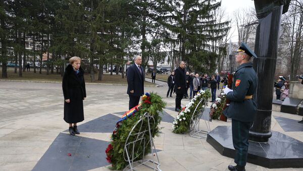 Președintele Republicii Moldova, Igor Dodon, depune flori în memoria eroilor căzuți în luptele pentru apărarea integrității și independenței Republicii Moldova din 1992 - Sputnik Moldova