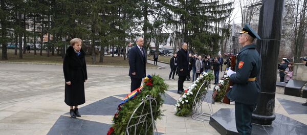 Președintele Republicii Moldova, Igor Dodon, depune flori în memoria eroilor căzuți în luptele pentru apărarea integrității și independenței Republicii Moldova din 1992 Președintele Republicii Moldova, Igor Dodon, depune flori în memoria eroilor căzuți în luptele pentru apărarea integrității și independenței Republicii Moldova din 1992 - Sputnik Молдова
