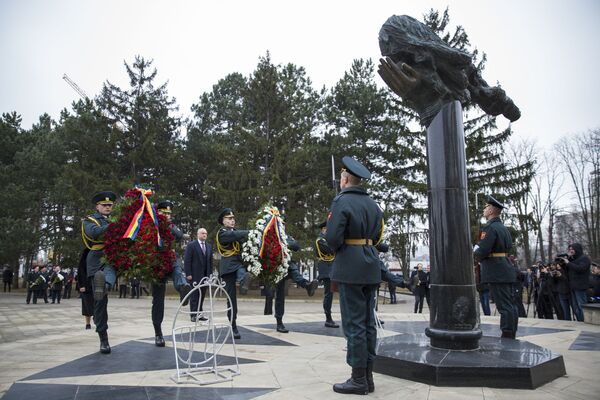 Igor Dodon, Ion Chicu și Zinaida Greceanîi au participat la ceremonia în memoria eroilor căzuți în Războiul de la Nistru - Sputnik Moldova