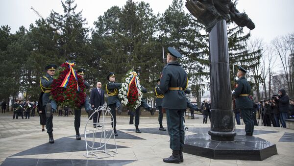 Primele persoane în stat au depus flori la monumentul ”Maica Îndurerată” în memoria eroilor căzuți în Războiul de la Nistru - Sputnik Moldova