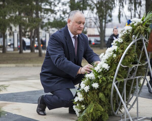 Președintele Igor Dodon a depus flori la monumentul ”Maica Îndurerată” în memoria eroilor căzuți în Războiul de la Nistru - Sputnik Moldova