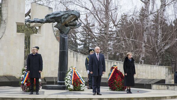 Primele persoane în stat au depus flori la monumentul ”Maica Îndurerată” în memoria eroilor căzuți în Războiul de la Nistru - Sputnik Moldova
