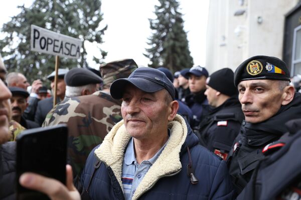 Protest în fața Guvernului: Manifestanții au spart o ușă la Executiv - Sputnik Moldova