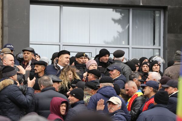 Protest în fața Guvernului: Manifestanții au spart o ușă la Executiv - Sputnik Moldova