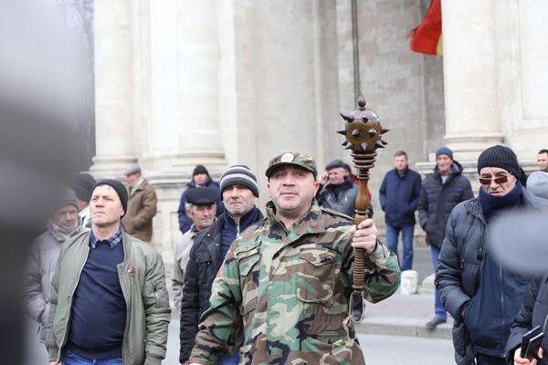 Cine este bărbatul care a spart ușa Guvernului: Răspunsul veteranilor – Video Cine este bărbatul care a spart ușa Guvernului: Răspunsul veteranilor – Video - Sputnik Moldova