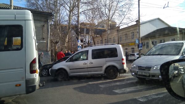 Accident cu trei mașini în Capitală - iată ce poate provoca o manevră greșită Accident cu trei mașini în Capitală - iată ce poate provoca o manevră greșită - Sputnik Moldova
