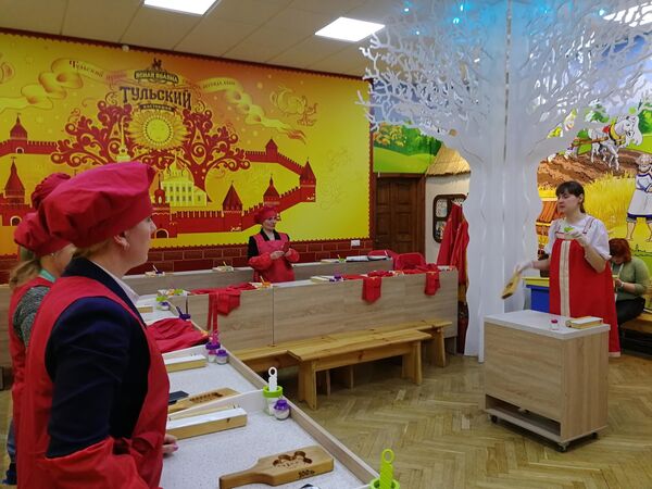 Тула. Мастер-класс по изготовлению пряников на фабрике Ясная поляна - Sputnik Moldova