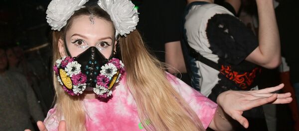 Посетительница на музыкальном фестивале World of Drum&Bass в Москве - Sputnik Молдова